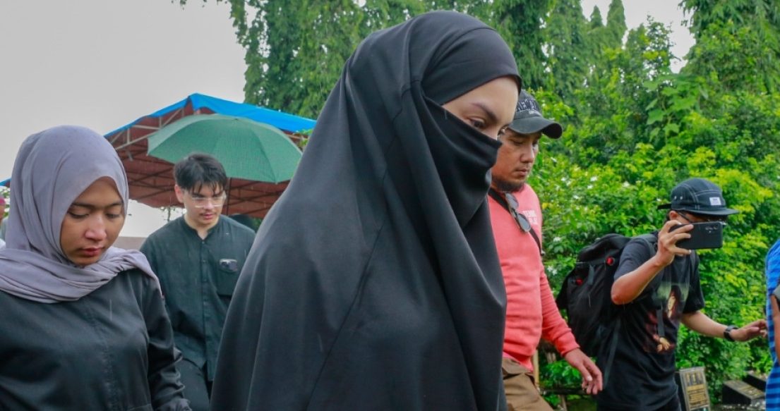 Irish Bella Hadiri Pemakaman Ayah Ammar Zoni, Suhendri Zoni Alruvi di TPU Kalimulya I, Depok