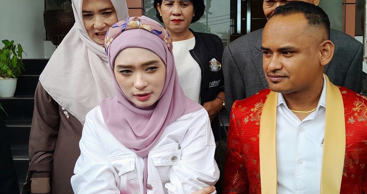 Inara Rusli Menangis di Polda Metro Jaya: Kecewa Virgoun Ingin Penjarakan Saya
