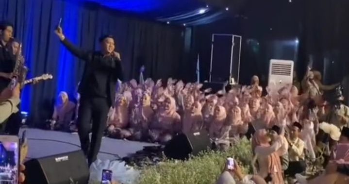 Denny Caknan Menghibur Para Santri di Resepsi Pernikahan Putri Gus Kautsar