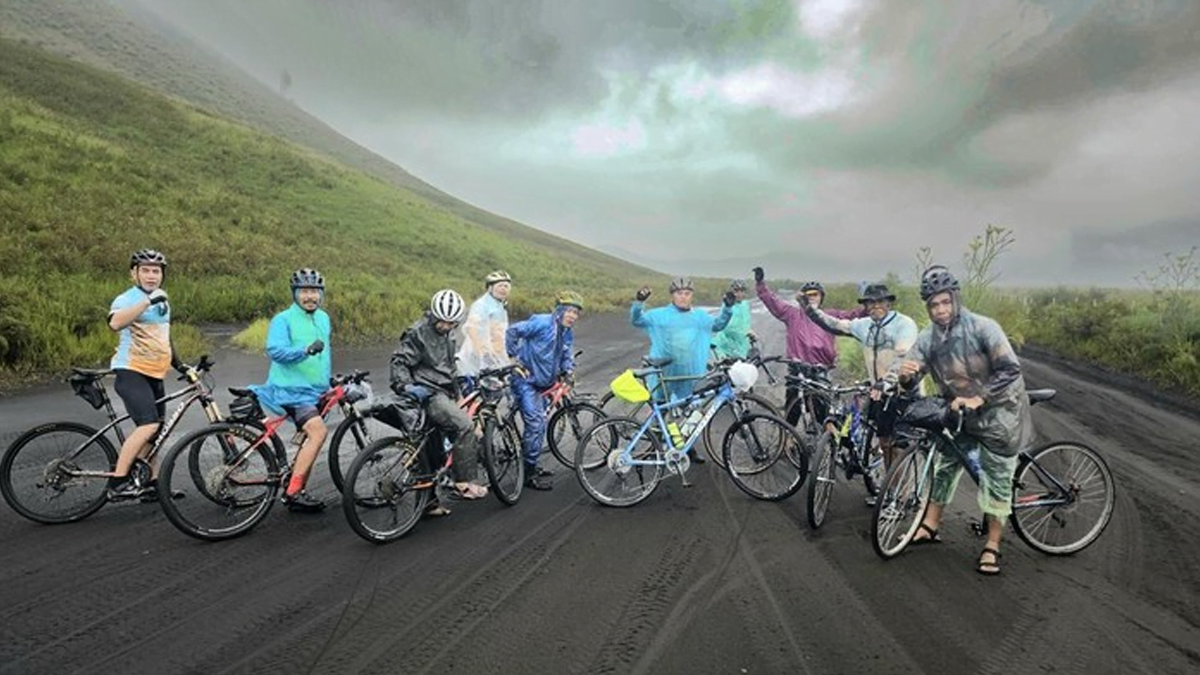 Pesepeda Tour Bromo Exotic 2024 Beraksi di Gunung Bromo