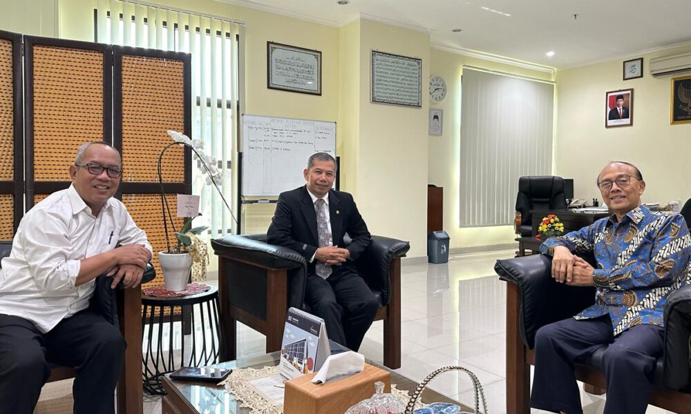 Ketua Komisi Pendidikan MUI Jateng (kiri) Dr Ahmad Umar bersilaturahim dengan Rektor USM bahas kerja sama siaran pendidikan melalui USM TV