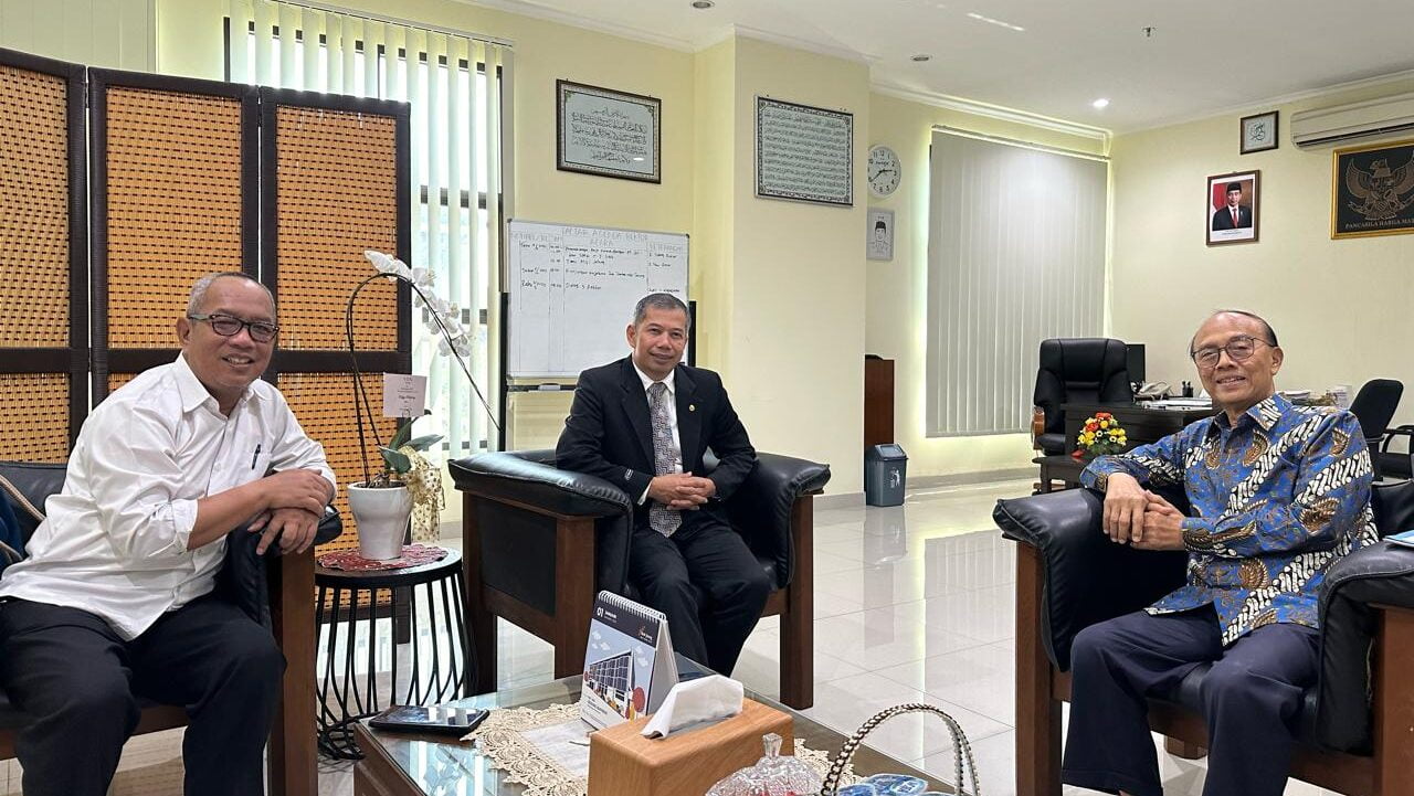 Ketua Komisi Pendidikan MUI Jateng (kiri) Dr Ahmad Umar bersilaturahim dengan Rektor USM bahas kerja sama siaran pendidikan melalui USM TV