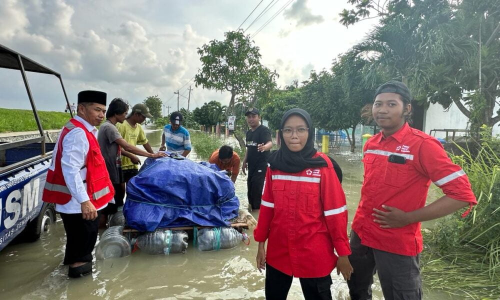Rektor USM Turun Langsung Tinjau Mahasiswa Bantu Banjir Demak