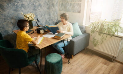 memegang buku belajar dengan anak