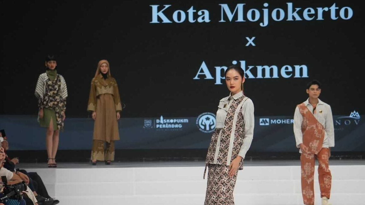 Batik Khas Mojokerto Memukau Panggung Indonesia Fashion Week 2024