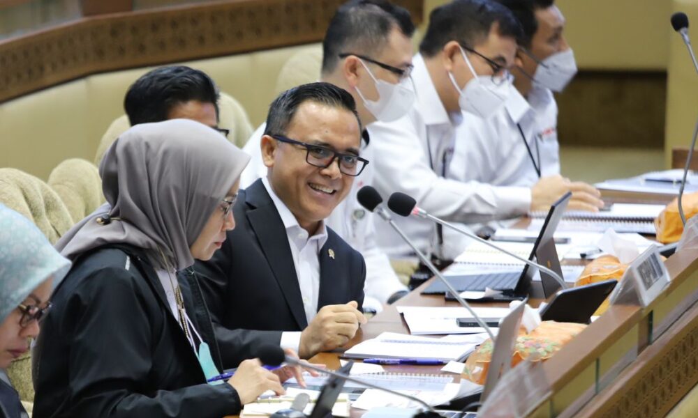 Dicecar DPR soal Makan Siang Gratis, Sri Mulyani Minta Maaf ke Komisi XI Artikel ini telah tayang di Bisnis.com dengan judul "Dicecar DPR soal Makan Siang Gratis, Sri Mulyani Minta Maaf ke Komisi XI