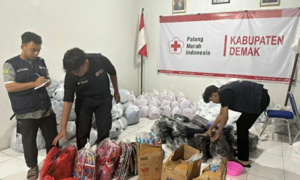 Universitas Semarang (USM) Turunkan Sukarelawan untuk Bantu Korban Banjir di Demak