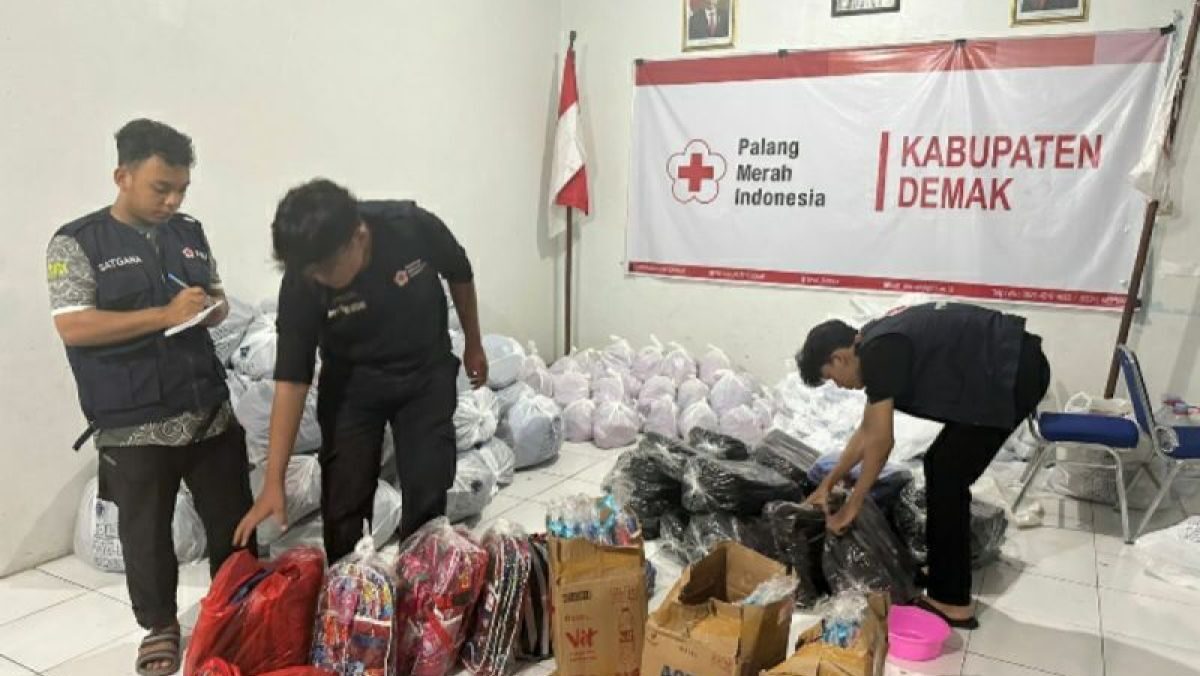 Universitas Semarang (USM) Turunkan Sukarelawan untuk Bantu Korban Banjir di Demak