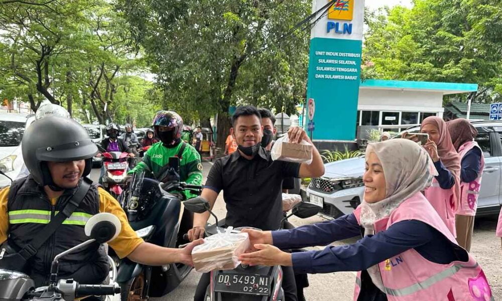 Srikandi PLN Gelar Kegiatan Sosial Berbagi Takjil dan Sosialisasi Promo Tambah Daya Listrik