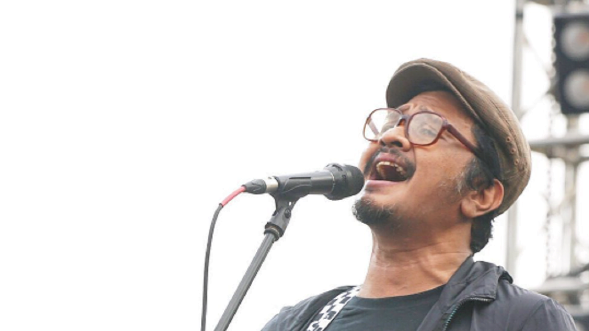 Kehilangan Ade Paloh: Mengenang Sang Vokalis Band SORE