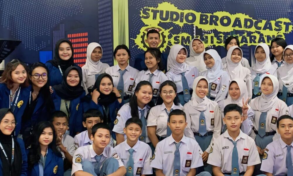 Mahasiswa Ilmu Komunikasi USM Menggelar Pelatihan Produksi Podcast untuk Siswa SMK N 1 Semarang