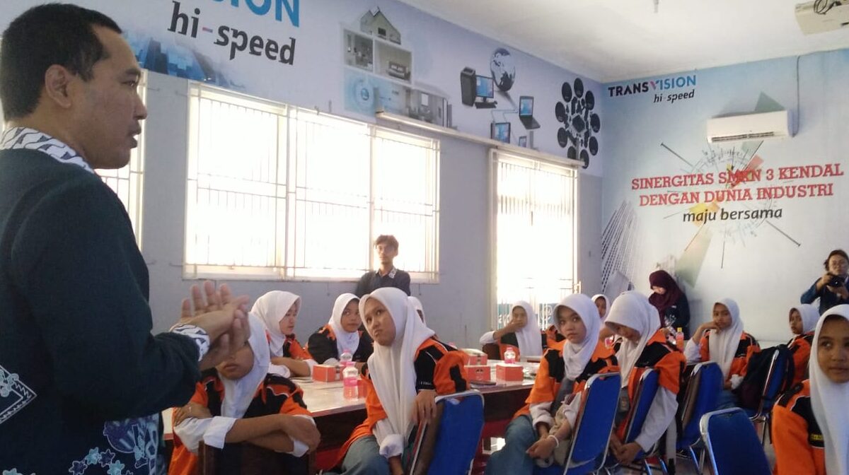 Dosen FTIK Universitas Semarang Berikan Penyuluhan Literasi Digital untuk Pencegahan Hoax