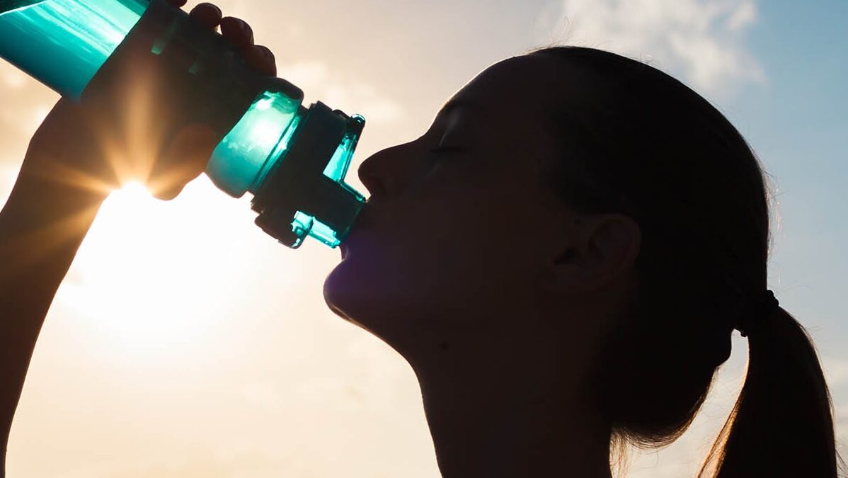 Manfaat dan Pertimbangan Minum Air Sebelum Tidur