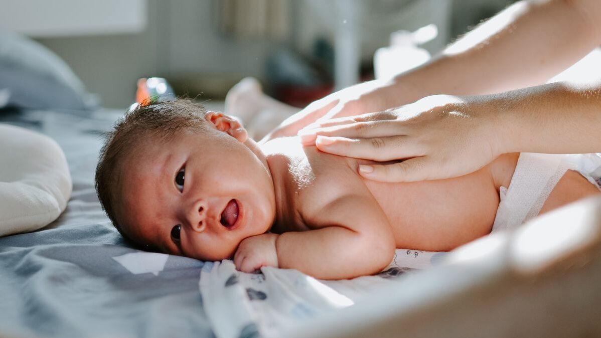Tips Penting untuk Menjaga Kesehatan Bokong Bayi: Rajin Mengganti Popok