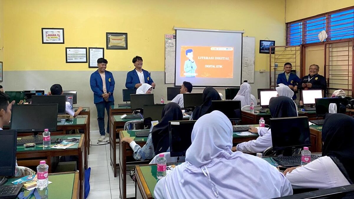 Mahasiswa Sistem Informasi USM Gelar Sosialisasi Netiket di SMK Negeri 4 Semarang