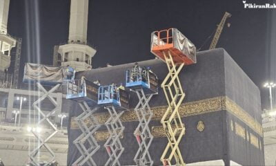 Perempuan Berpartisipasi dalam Penggantian Kiswah Kakbah untuk Pertama Kalinya