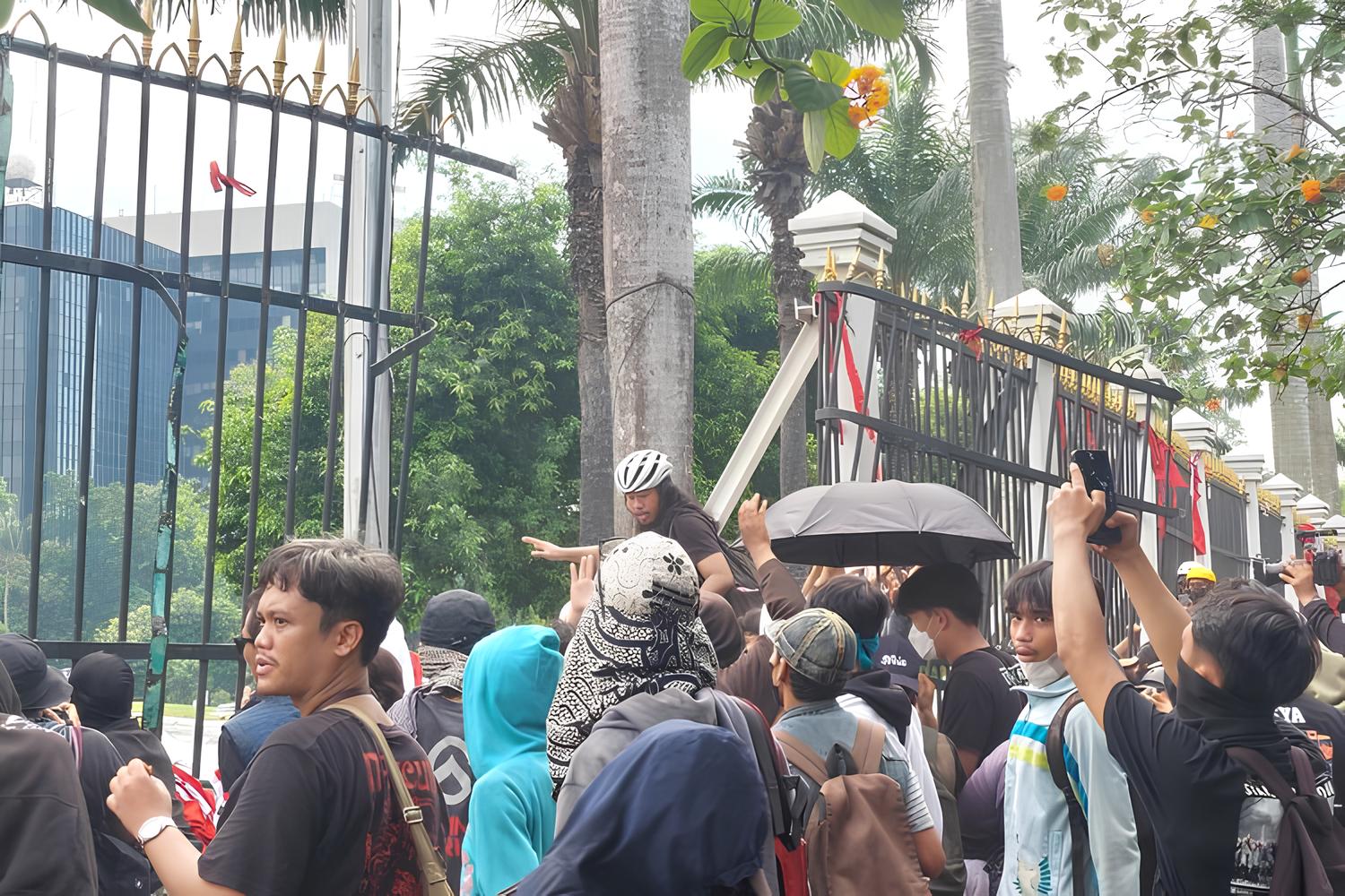 Mahasiswa Juga Jebol Pintu Gerbang Pancasila Gedung DPR RI