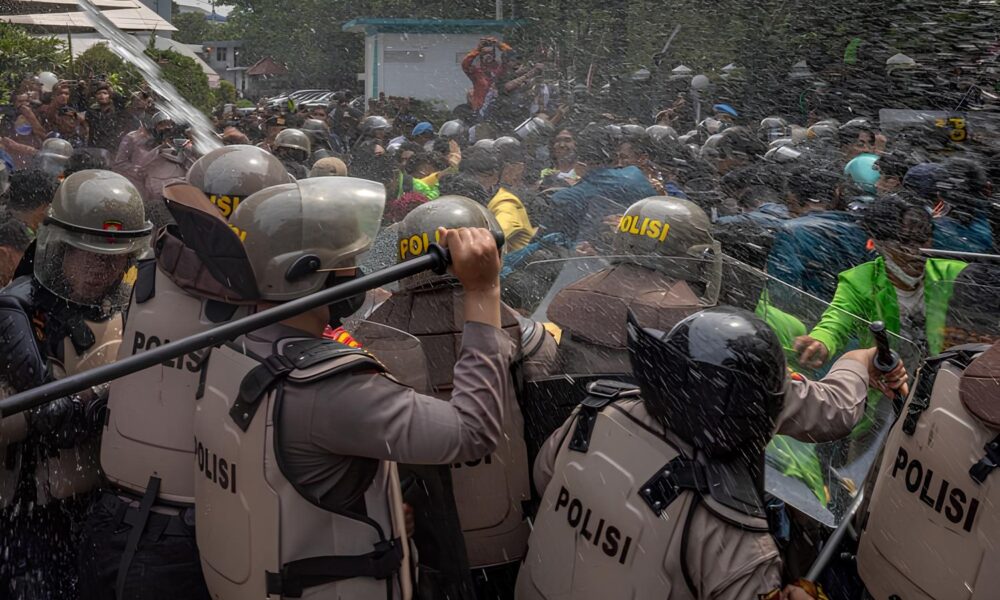 Kekerasan Aparat Berulang, Amnesty: Peserta Aksi Unjuk Rasa Bukan Kriminal!