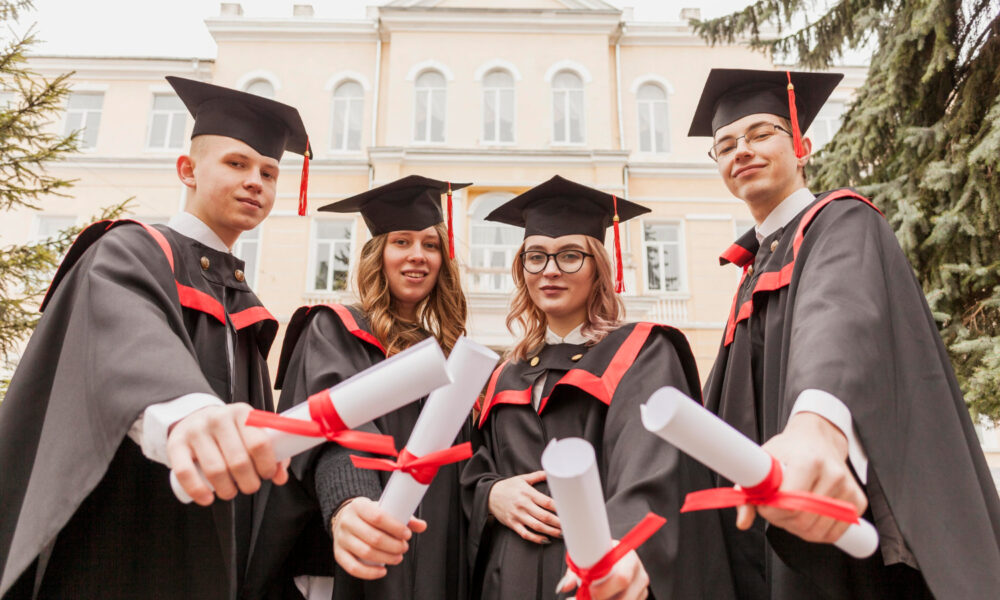 Memahami Perbedaan Gelar PhD dan Doktor bagi Lulusan S3: Apa yang Perlu Diketahui?