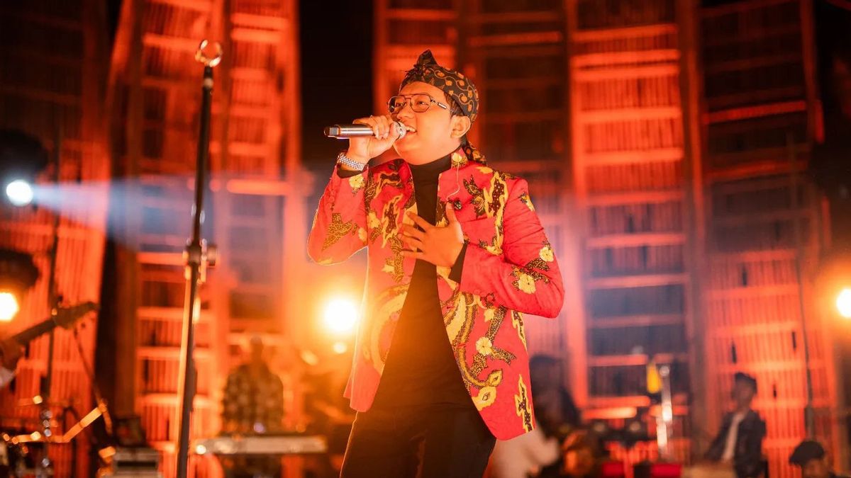 Denny Caknan: Musisi yang Menggabungkan Tradisi Jawa dan Pop Modern