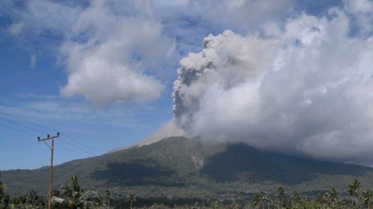Gunung Lewotobi Laki-Laki Erupsi Selasa Sore 24 September 2024, Semburan Abu Vulkanik Capai 1.200 Meter