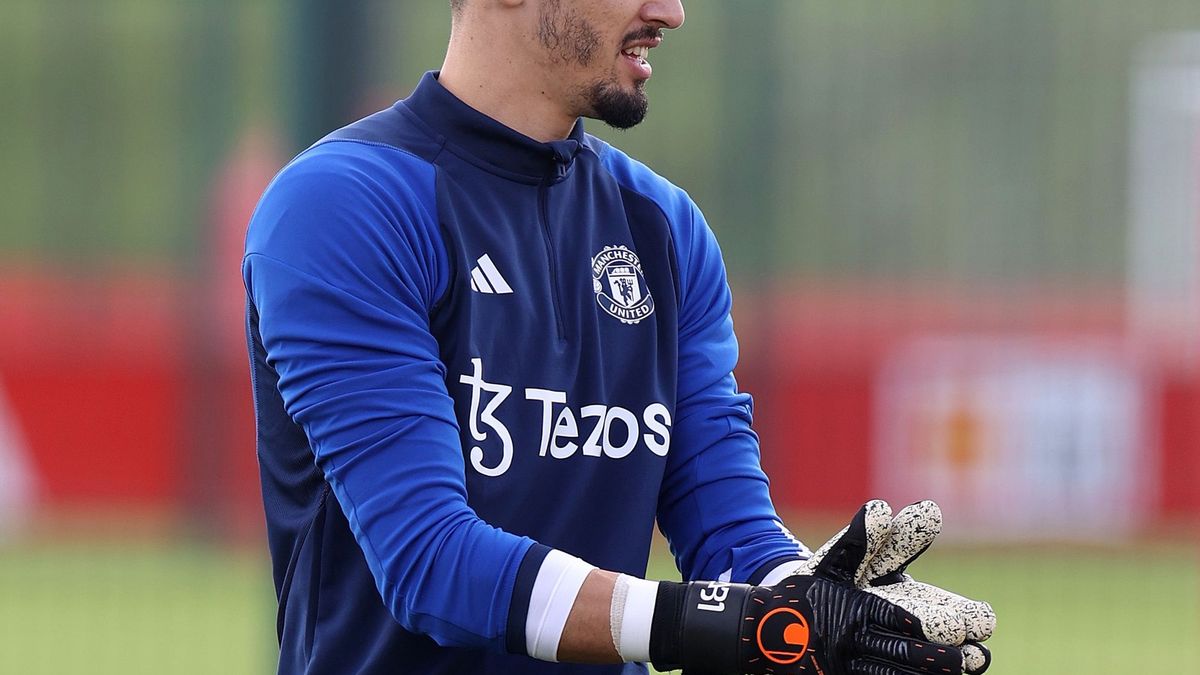Altay Bayindir Tunggu Kesempatan Bermain di Manchester United