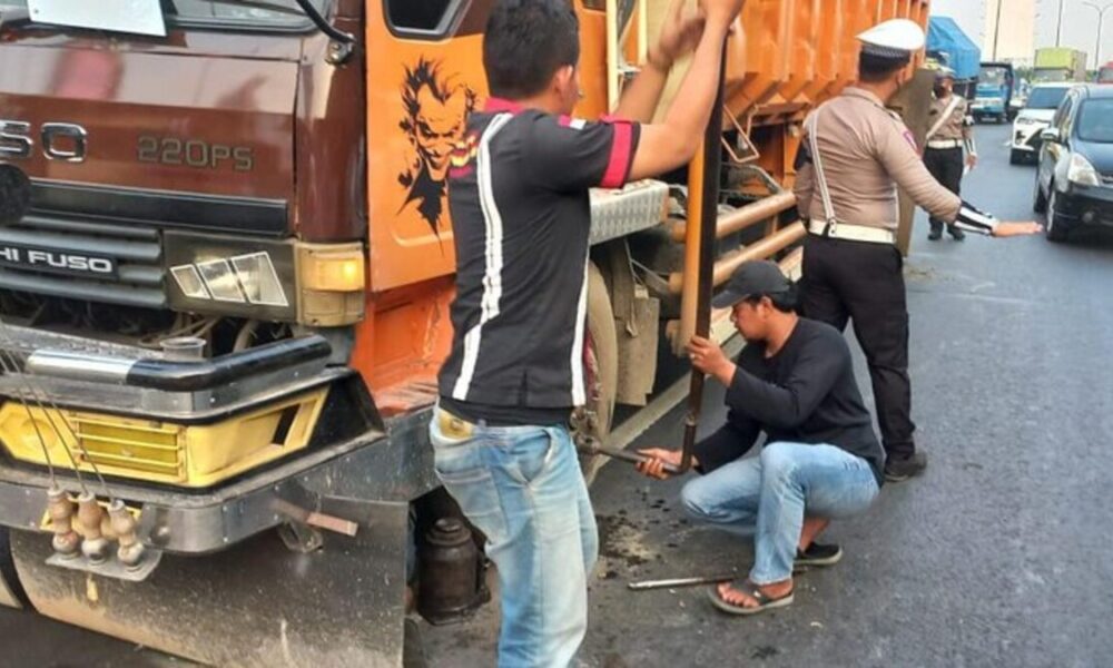 Ada Truk Gangguan Ban, Lalin Tol JORR Arah Fatmawati Jaksel Tersendat