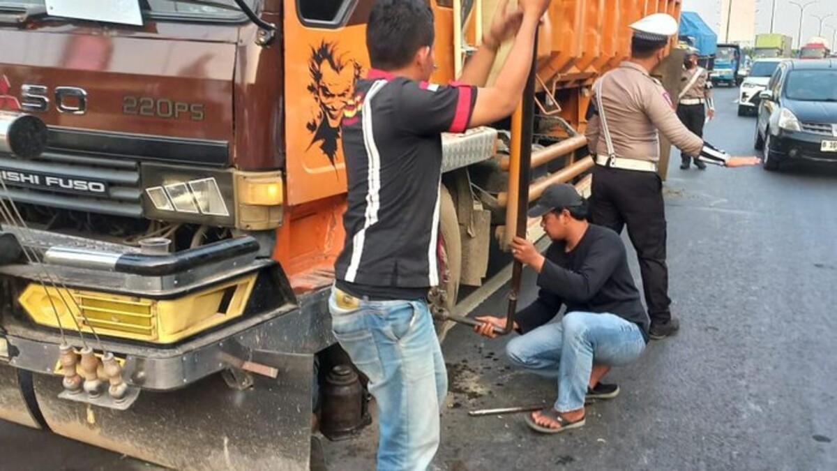 Ada Truk Gangguan Ban, Lalin Tol JORR Arah Fatmawati Jaksel Tersendat