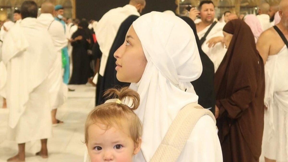 Jennifer Coppen Menyelesaikan Ibadah Umrah Bersama Putrinya: Pamitan Penuh Syukur dan Pasrah kepada Allah SWT