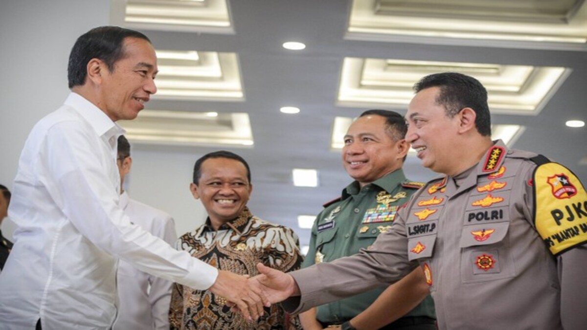 Kapolri Kalungi Jokowi Medali Kehormatan Loka Praja Samrakshana
