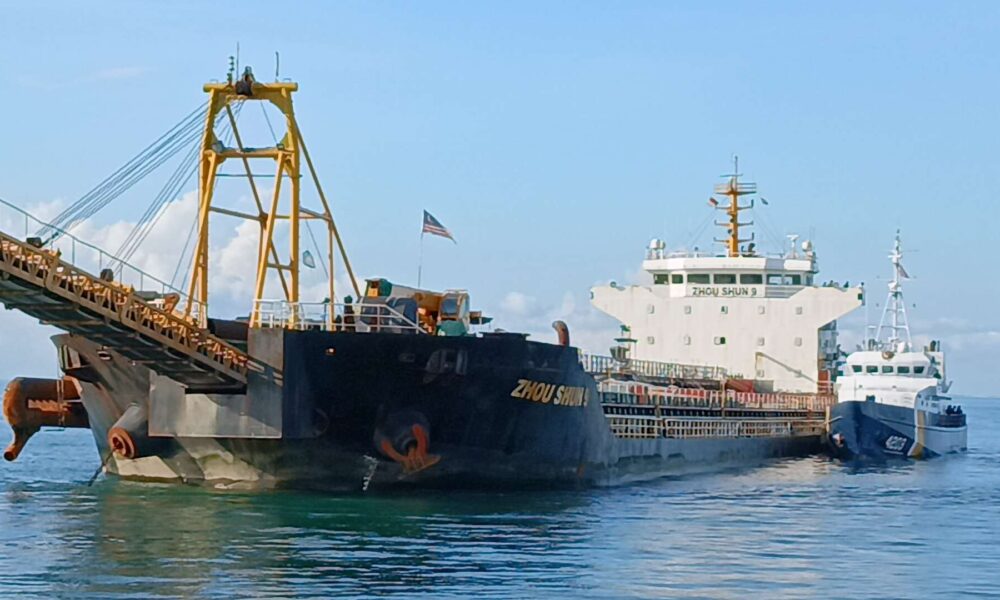 Kapal Asing Raksasa Penyedot Pasir Laut Ditangkap di Batam