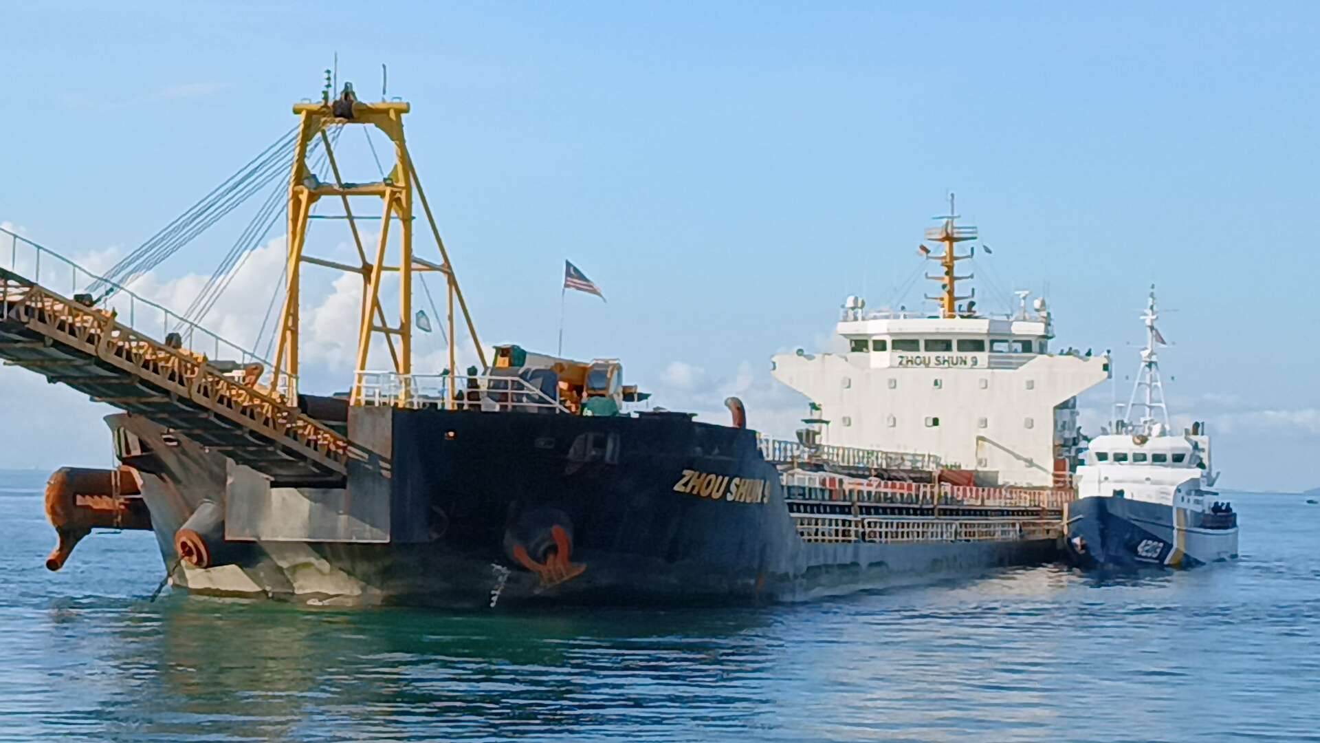Kapal Asing Raksasa Penyedot Pasir Laut Ditangkap di Batam