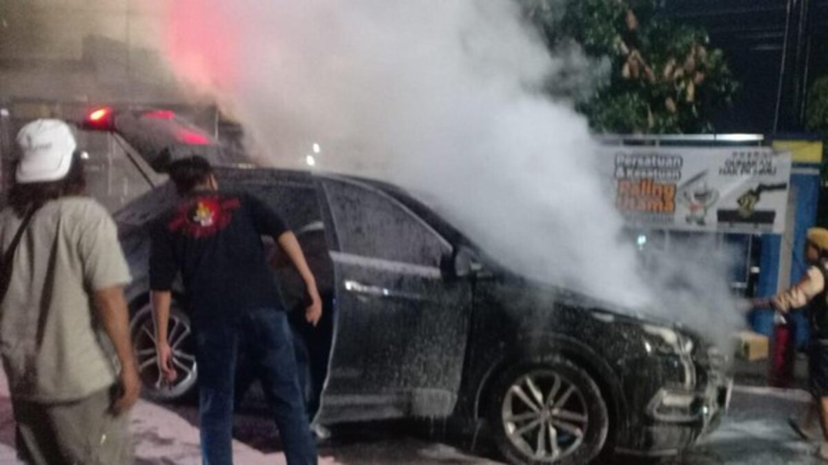 Mobil Terbakar di Depan Terminal Bawen, Diduga Akibat Korsleting