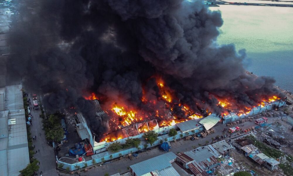 6 Jam Berlalu, Kebakaran Gudang di Terboyo Semarang Belum Padam