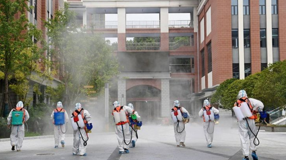 Petugas medis melakukan disinfeksi area publik sebagai upaya pencegahan Virus Nipah 2026