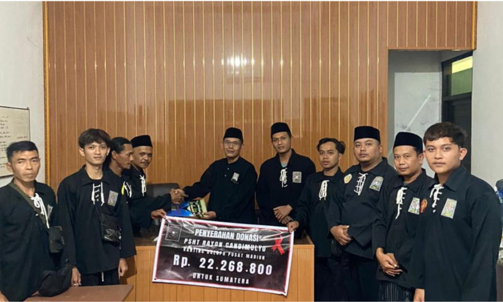 Anggota PSHT Rayon Candimulyo menyerahkan simbolis bantuan donasi sebesar Rp22.268.800 kepada pengurus DKP Madiun.