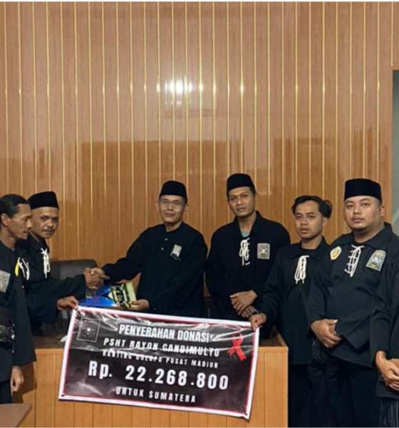 Anggota PSHT Rayon Candimulyo menyerahkan simbolis bantuan donasi sebesar Rp22.268.800 kepada pengurus DKP Madiun.