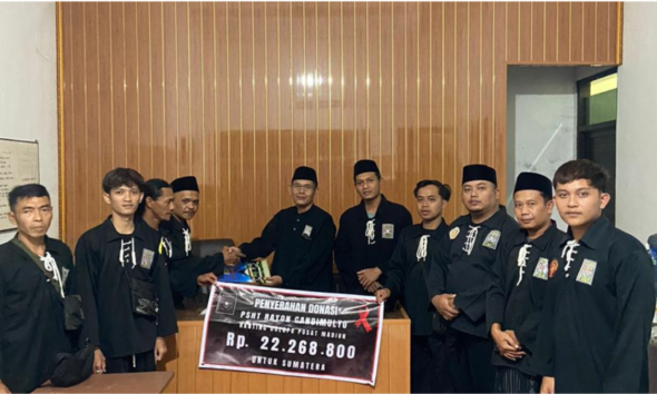 Anggota PSHT Rayon Candimulyo menyerahkan simbolis bantuan donasi sebesar Rp22.268.800 kepada pengurus DKP Madiun.