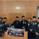 Anggota PSHT Rayon Candimulyo menyerahkan simbolis bantuan donasi sebesar Rp22.268.800 kepada pengurus DKP Madiun.