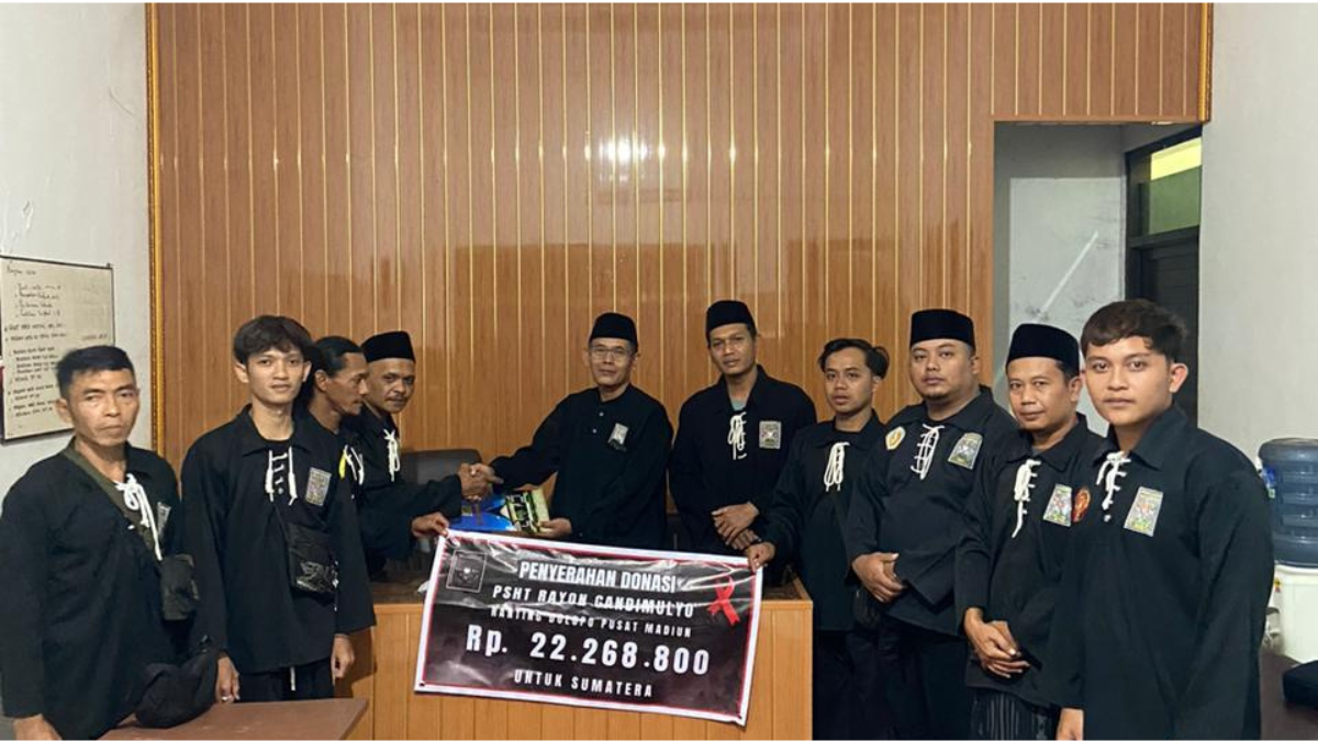 Anggota PSHT Rayon Candimulyo menyerahkan simbolis bantuan donasi sebesar Rp22.268.800 kepada pengurus DKP Madiun.