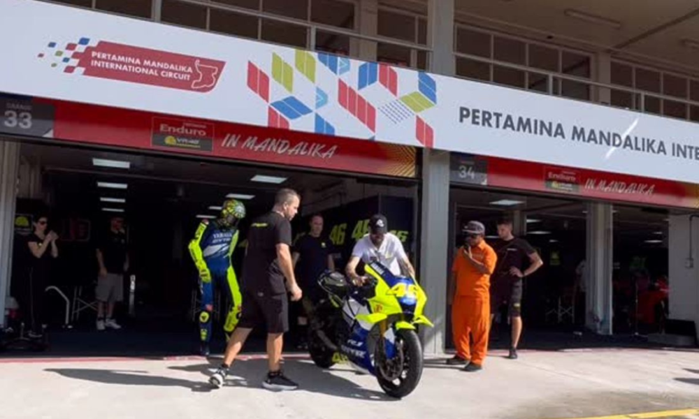 Valentino Rossi bersiap dengan motor balapnya di depan paddock Pertamina Mandalika International Circuit.