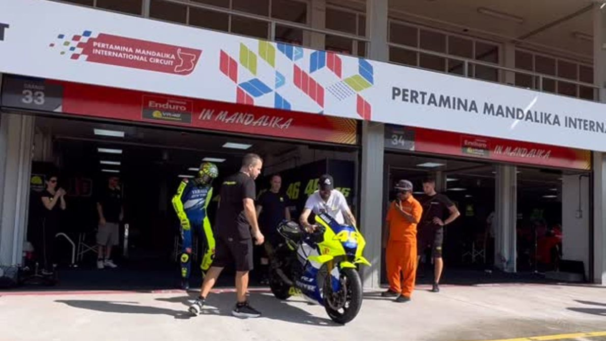 Valentino Rossi bersiap dengan motor balapnya di depan paddock Pertamina Mandalika International Circuit.