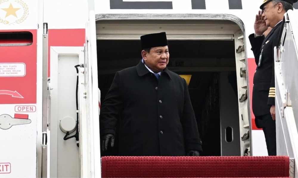 foto prabowo baru turun pesawat