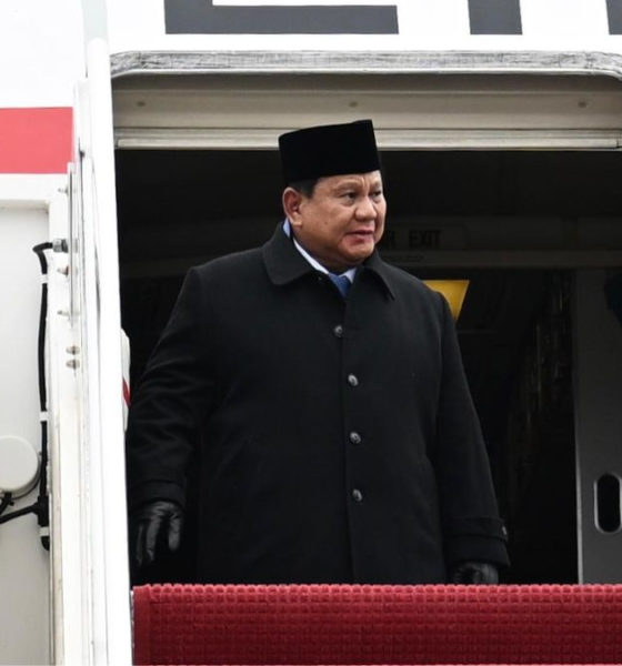 foto prabowo baru turun pesawat