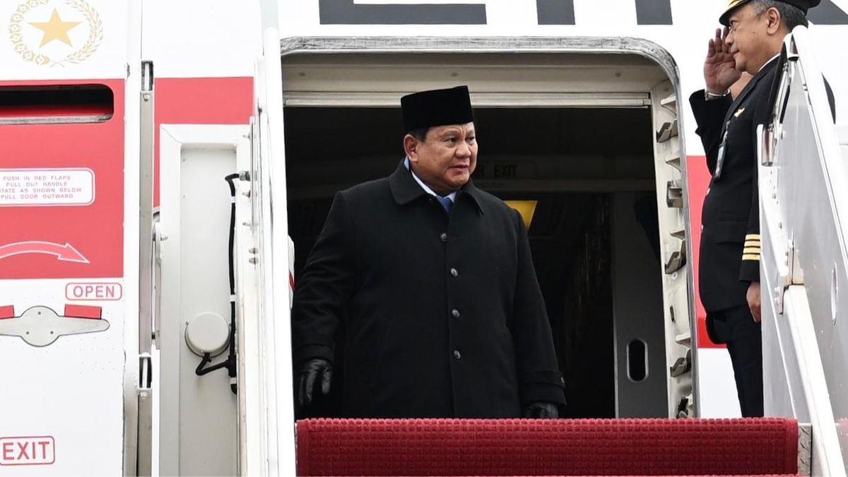 foto prabowo baru turun pesawat