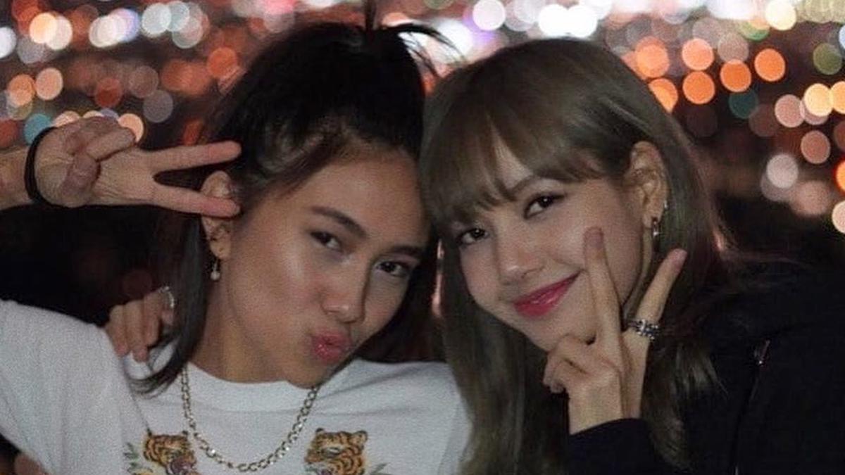 foto lisa blackpink bersama orang indonesia