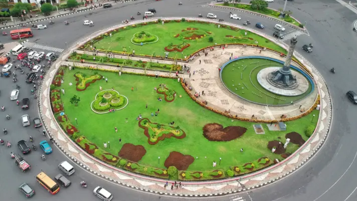 Rekomendasi tempat ngabuburit di Semarang berburu takjil.