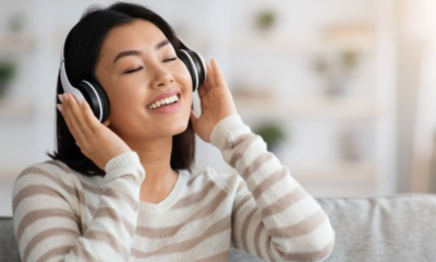 foto ornag remaja menggunakan earphone