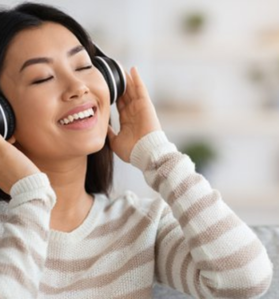 foto ornag remaja menggunakan earphone