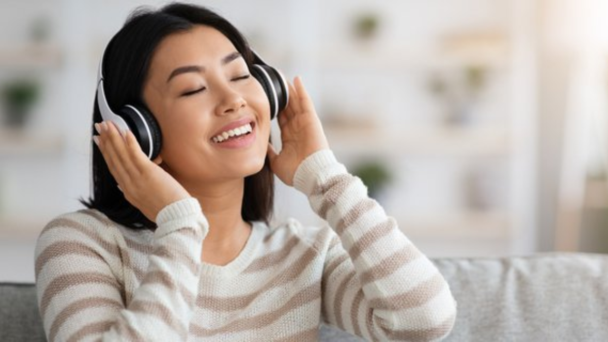 foto ornag remaja menggunakan earphone